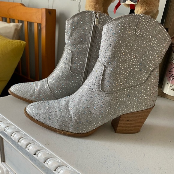 Crystal studded western stay ankle boots. - Picture 3 of 7